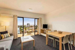 Hotel style 1 bed unit with pool access, Townsville